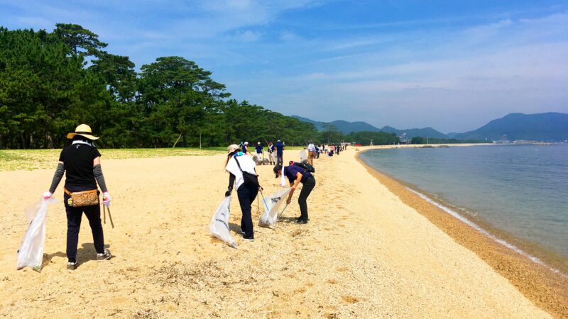 津田の松原の海岸清掃を実施しました